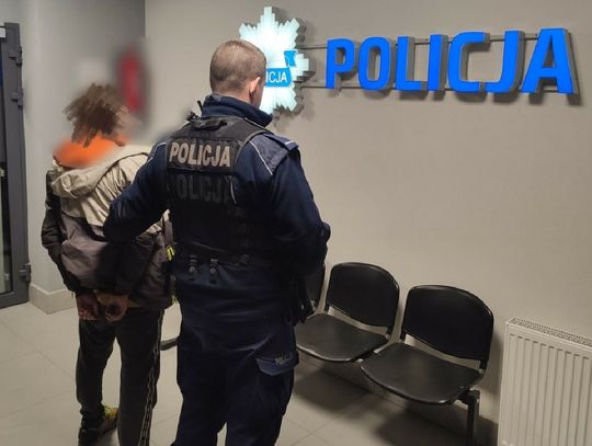 27-latek podpalił brata, policjanci uratowali kobietę z płonącego domu