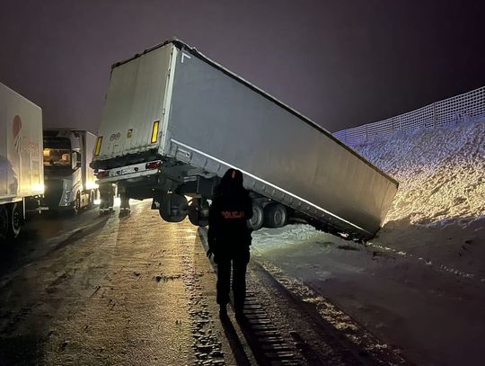 4 tiry w rowie na obwodnicy Augustowa, droga odblokowana