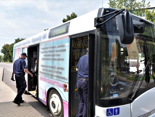 Augustów: policjanci sprawdzali maseczki w autobusach i zwracali uwagę "zapominalskim"