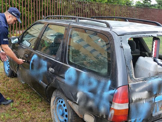 Auto-graffiti nie zatrzymało się do kontroli, kierowca bez prawa jazdy