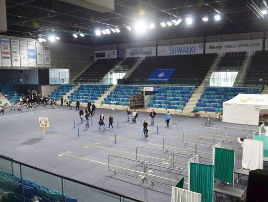 Blisko tysiąc osób zaszczepiło się w hali Suwałki Arena