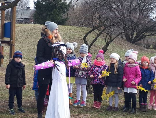 Dzieci pożegnały zimę i Marzannę