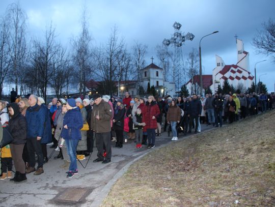 Kilkuset wiernych na Drodze Krzyżowej w Suwałkach