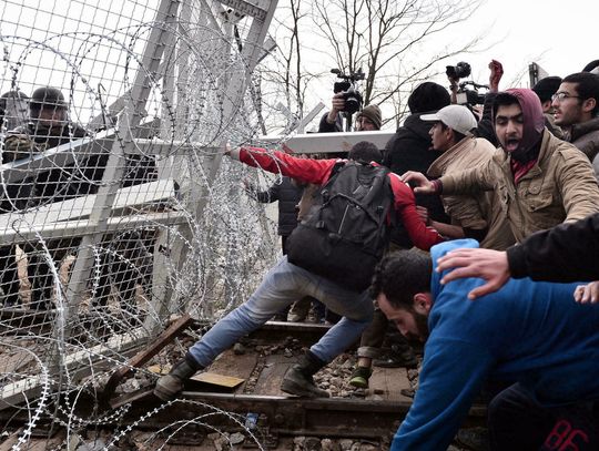 Kuźnica: imigranci szturmują granicę, jest już tam 12 tys. żołnierzy