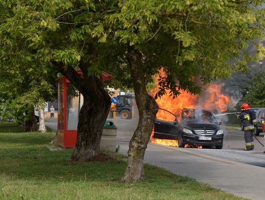 Mercedes płonął na ulicy Klonowej w Suwałkach (foto)