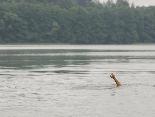 Próbował ratować żonę, sam utonął