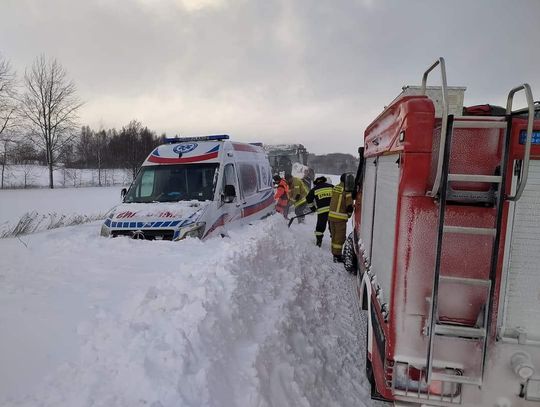 Strażacy wyciągali z zaspy śnieżnej karetkę, która w niej utknęła