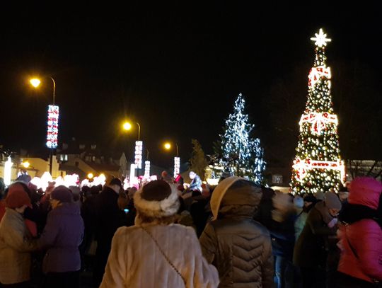 Suwałki: choinka miejska już świeci, w mieście jest świątecznie (foto+video)