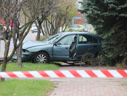 Suwałki: mężczyzna zasłabł i uderzył w słup, zablokowana droga (zdjęcia)