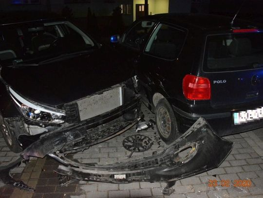 Suwałki: pijany kierowca audi rozbił dwa samochody na parkingu i uciekł