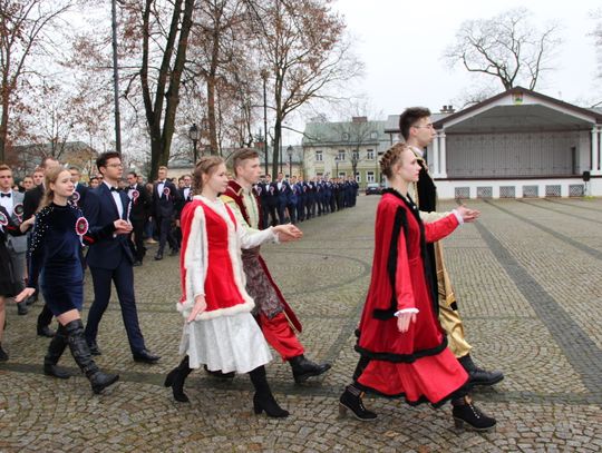 Suwałki: Polonez dla Niepodległej w wykonaniu uczniów ZST (foto+video)