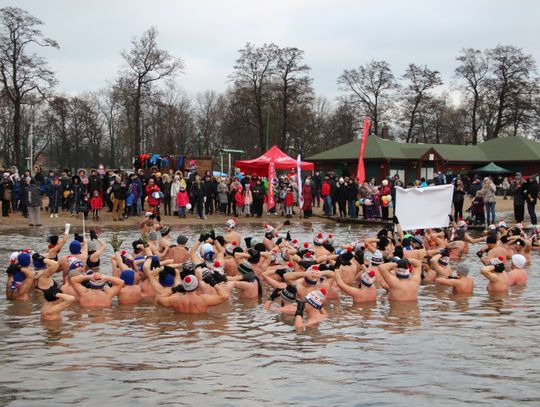 Suwałki: ponad 150 morsów kąpało się w Zalewie Arkadia (foto+wideo)