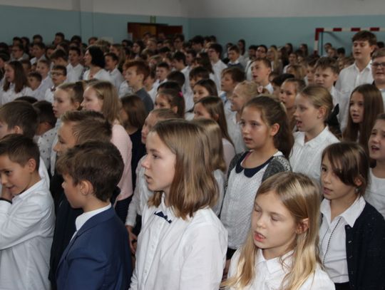 Suwałki: w SP 4 również zaśpiewali hymn Polski o 11.11 (foto+video)