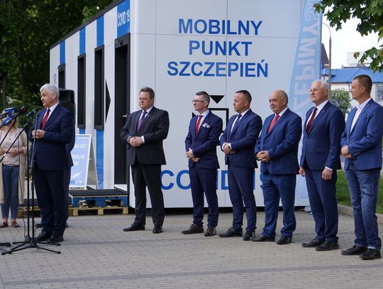 Suwałki: wojewoda podlaski promował kontenerowy mobilny punkt szczepień