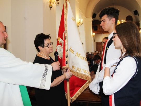 Szkoła Podstawowa im. Marii Konopnickiej ma sztandar (zdjęcia)