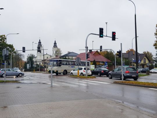 Utrudnienia na ul. Wojska Polskiego, niesprawny autobus stoi na skrzyżowaniu