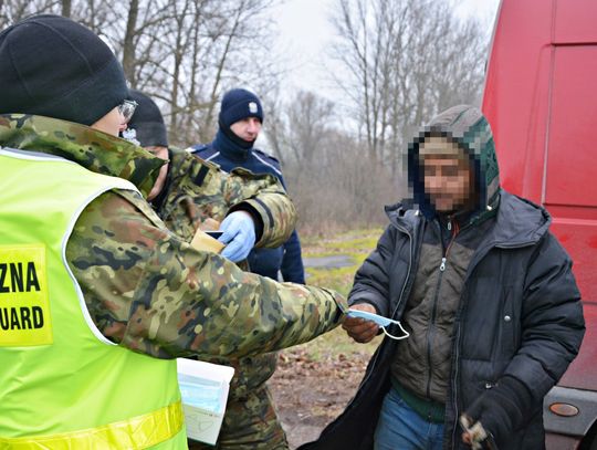 W Czerwonce zatrzymano 22 migrantów, którzy podróżowali busem (zdjęcia) 