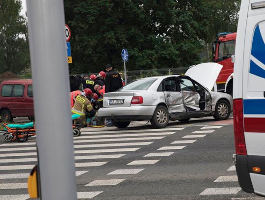 Wypadek 3 aut na ulicy Leśnej - trwa akcja ratunkowa