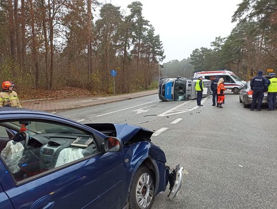 Wypadek z udziałem radiowozu - policjanci w szpitalu