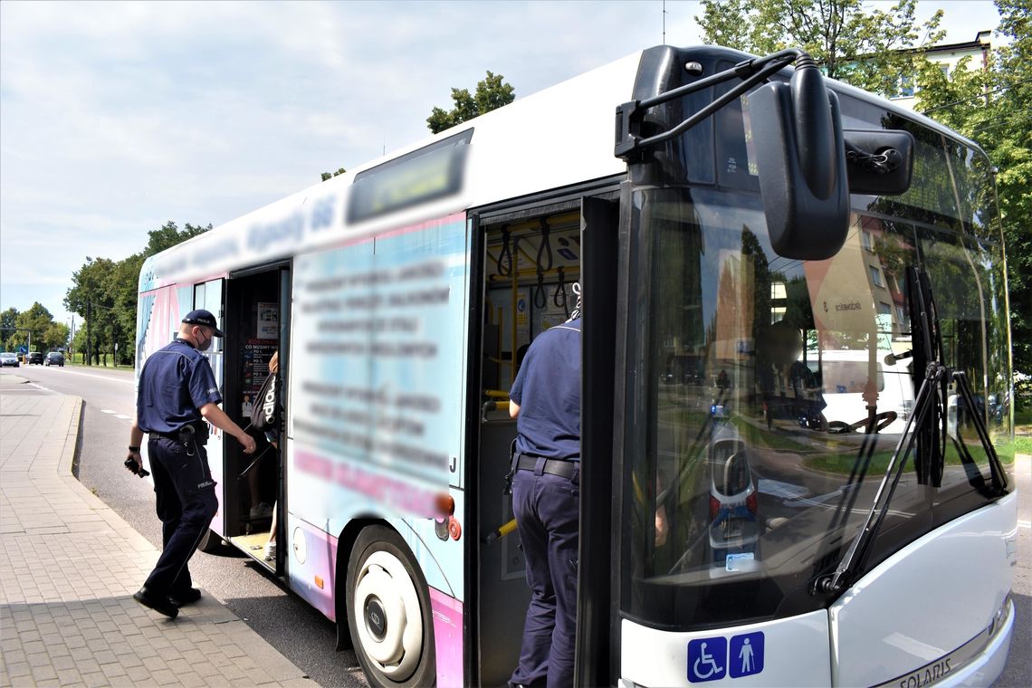 Augustów: policjanci sprawdzali maseczki w autobusach i zwracali uwagę "zapominalskim"