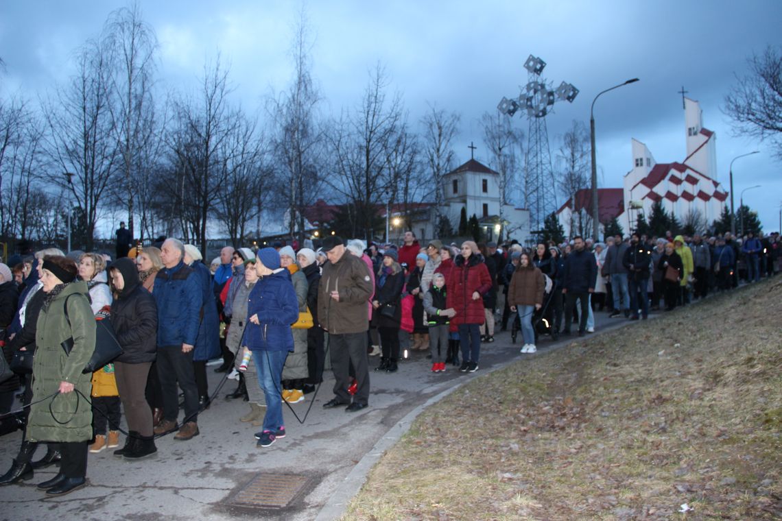 Kilkuset wiernych na Drodze Krzyżowej w Suwałkach