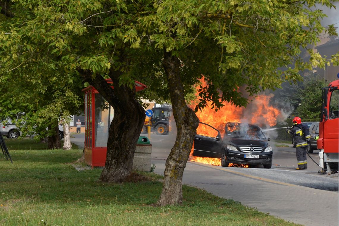 Mercedes płonął na ulicy Klonowej w Suwałkach (foto)