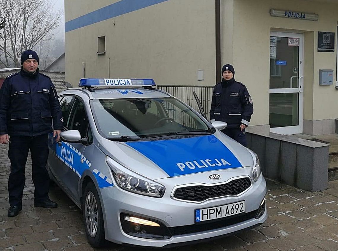 Policjanci uratowali staruszka z zadymionego domu