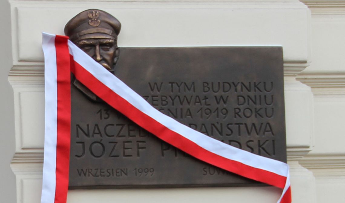 Suwałki: Odsłonięta tablica upamiętniająca wizytę Piłsudskiego (foto)