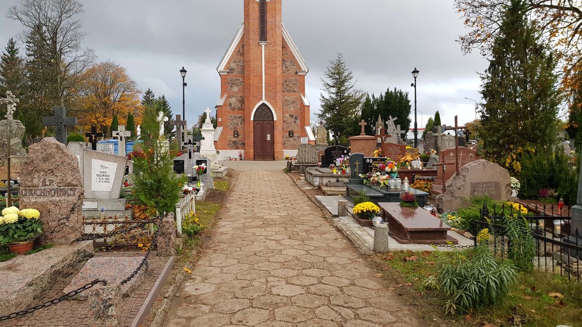 Suwałki: wielkie tłumy na cmentarzach w piątek, utrudnienia w ruchu drogowym