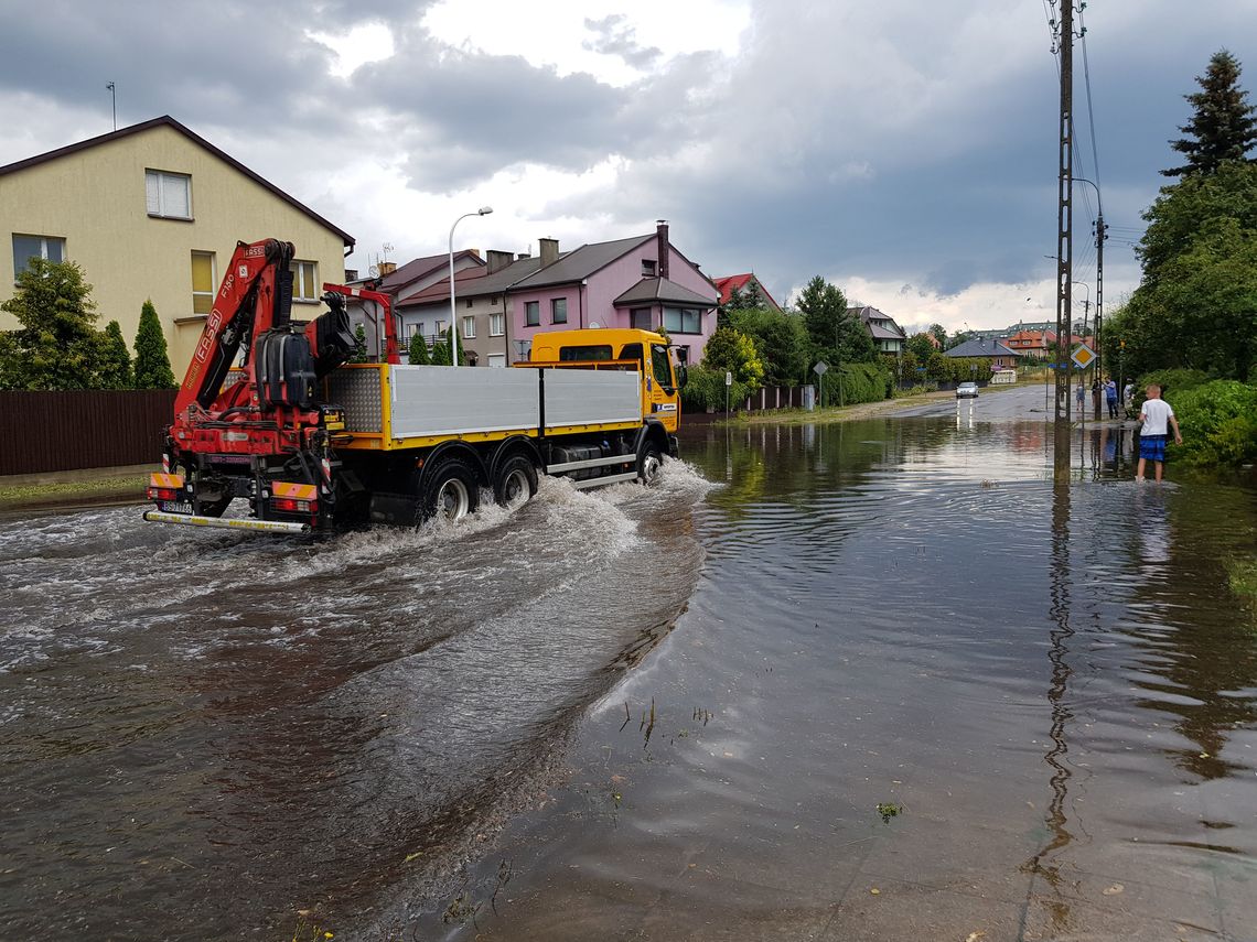 Ulica Warszawska zalana, zbiornik dopiero się buduje