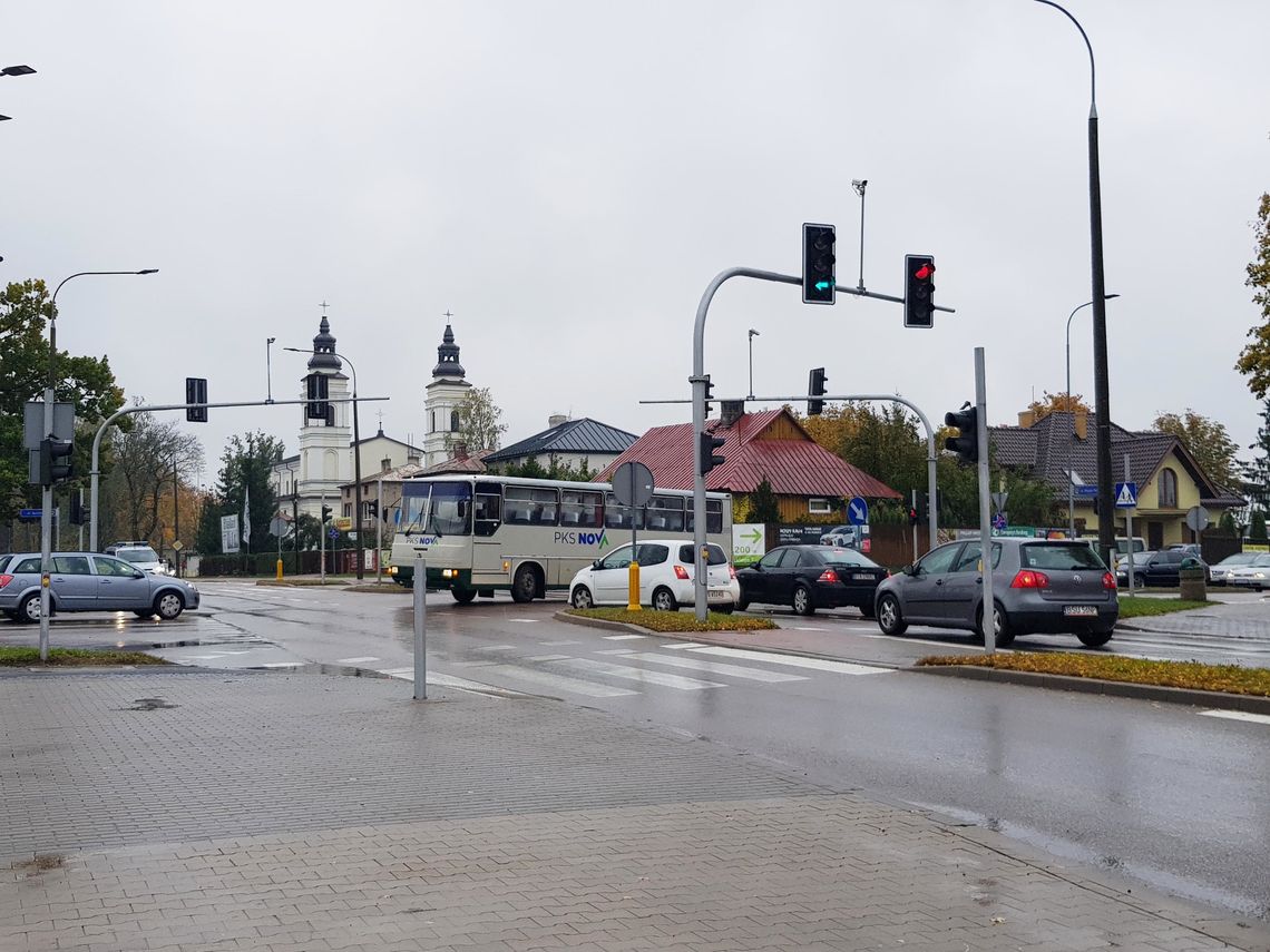 Utrudnienia na ul. Wojska Polskiego, niesprawny autobus stoi na skrzyżowaniu