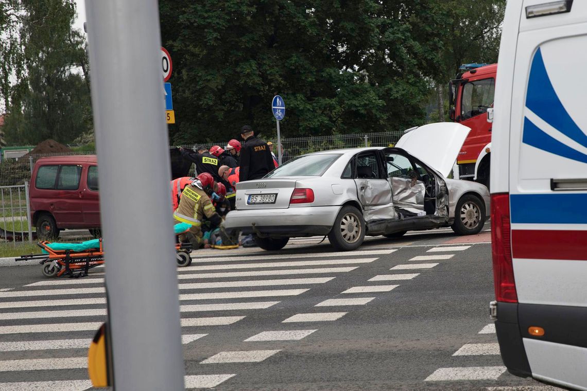 Wypadek 3 aut na ulicy Leśnej - trwa akcja ratunkowa