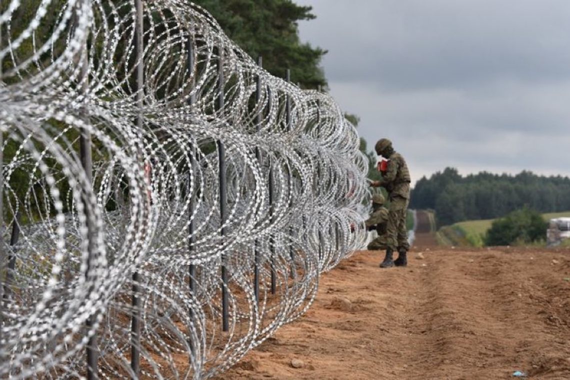 Zwłoki migranta znaleziono przy zaporze na granicy z Białorusią